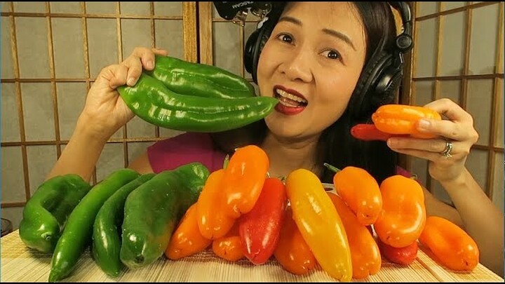 Asmr eating  sweet pepper and green pepper.