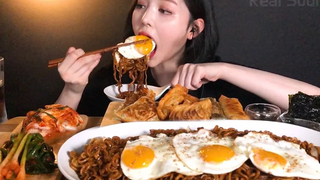 SUB) jjapagetti mukbang asmr eating show 炸酱方便面 fried eggs 目玉焼き