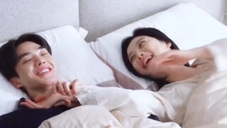 น่ารักมากกก!!! เพื่อนร่วมงานคนไหนจะศึกษาบทขณะนอนอยู่บนเตียง? คุณสองคนรักกันขนาดนั้นเลยเหรอ? กดริมฝีป