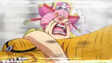 Big Mom vs Queen | One Piece