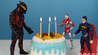 小泽用魔法棒变出美味的蛋糕，给初代奥特曼过生日，他们还一起唱生日快乐歌