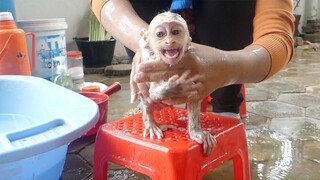 Wow, Little boy so obedient this morning! Maki more calmly not so crying when mom bathing