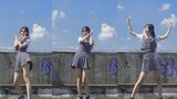 สาวน้อยเต้นเพลง Yu Meng Sheng Kai ในธีมชุดนักเรียนญี่ปุ่น