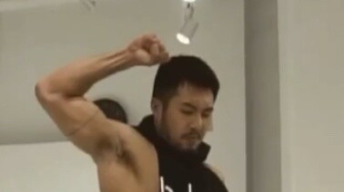 ขอให้มีสุดสัปดาห์ที่ดีนะที่รัก ฉันอยากแบ่งปันท่าเต้นเก่าๆ ของผู้ชายแข็งแกร่งคนหนึ่งกับคุณ สิ่งที่เรา