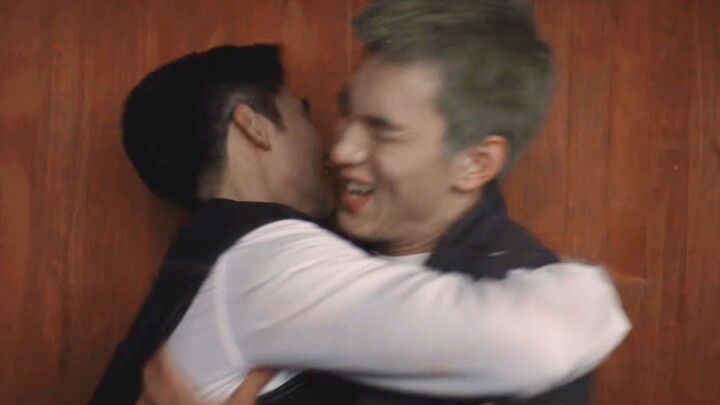 ใช่แล้ว มีเพียงสองคนในละครที่ไม่สามารถกอดกันได้