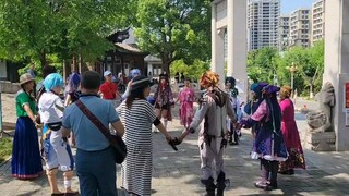 Kehidupan|Ketika Grup Coser Foto di Taman Bertemu Grup Orang-Orang Tua