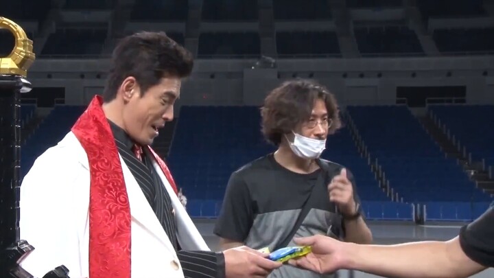 [Phụ đề tiếng Trung] Ito Hideaki (Ace) hào hứng nhận được đai vật lý (Kamen Rider ZERO-ONE The Movie