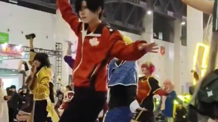 At the comic exhibition, you can even see Ye Xiu dancing to Mingyue for you.