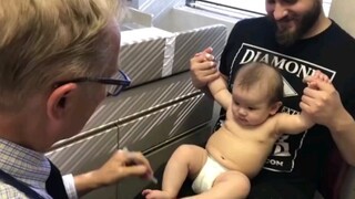 国外给婴儿打疫苗，画面真的太可爱啦