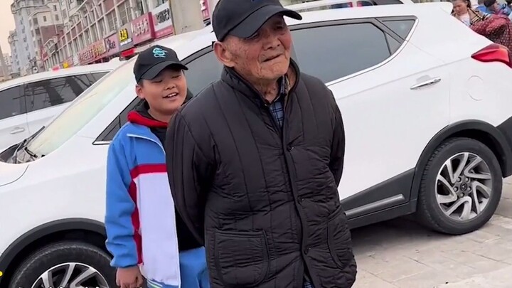 ปู่ทวดวัย 96 ปี อุ้มลูกชายให้หลานชายวัย 50 ปี หลานชายซุกซนซ่อนตัวอยู่ข้างหลัง ปฏิกิริยาของปู่และหลาน