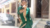 Gadis kasim yang lucu ----- menari dengan santai di jalan dan bersenang-senang (kecantikan India non