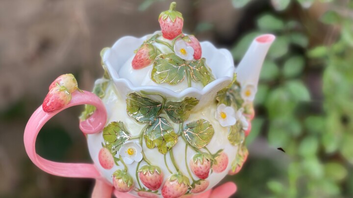 Strawberry pot before and after burning~ I really can’t put it down~ This set of pots is so cute~