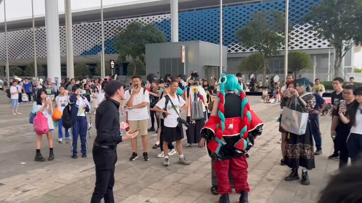 Người nước ngoài chơi game mấy ngày nay, quấy rối cosplayer