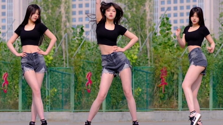 Dancing in the school basketball court? Shake it! Female college students dance to shake it