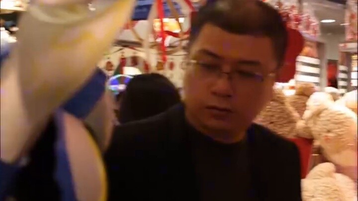 Saya adalah Bab Belanja Manusia Elang Angin. Bagaimana rasanya berbelanja di toko mainan sambil meng