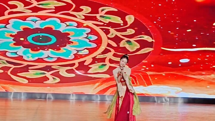 Membantu! ! ! Dia menari tarian kecantikan di panggung Institut Teknologi Harbin dan dipuji karena p