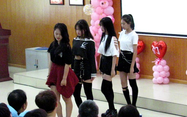 BLACKPINK - graduation ceremony