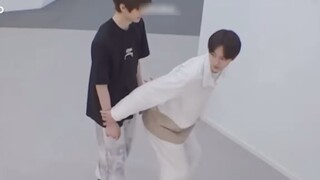 Thì ra là Trấn Viễn đang bắt chước con ong làm dép trơn, hahahahahaha