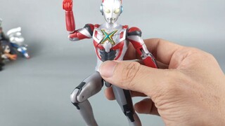 The price doubles with more accessories. The national version of the deluxe Ultraman super action se