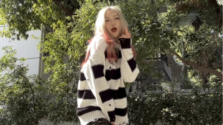 The best dance for my hair color! Mr. Vampire quickly dances! Take a bite