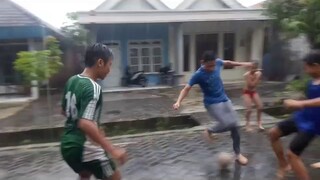 Keseharian Evan Dimas Di Kampung, Evan Dimas Main Bola Di Kampungnya Saat Hujan