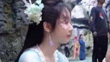 Yang Zi mengaplikasikan perona pipi sendiri, Yang Zi dengan cermat menggambarkan karakternya