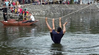 Đi xem trò chơi ĐU DÂY QUA SÔNG cười TÉ GHẾ