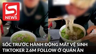 Hành động mất vệ sinh Tiktoker 2.6 triệu follow: Dùng thìa chung xúc ớt cho vào mồm