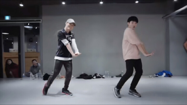 Dua pria melakukan dance cover dengan lagu TWICE - "TT"