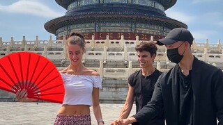 The red fans dancing in the Temple of Heaven convey the spirit and charm of Chinese dance.