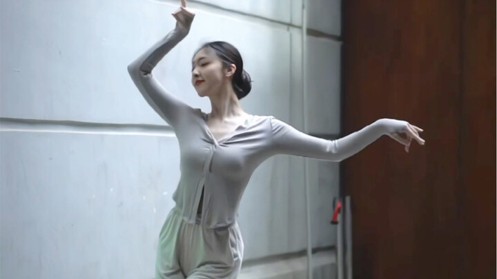 I am wandering in the world, looking for a place with you, a little dance full of atmosphere~