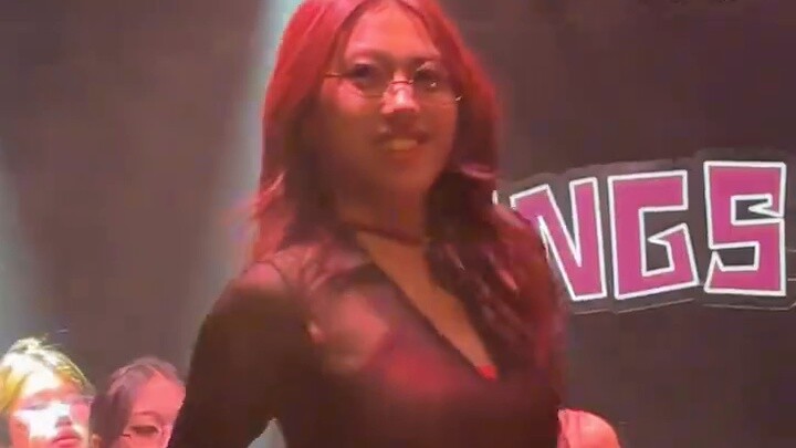 [AOA] Randomly charmed a female college student! ! MiniSkirt short skirt Shin Hye-jeong road show st