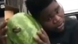 Ternyata orang kulit hitam bisa bersuara bagus saat menembakkan semangka