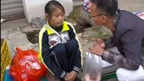 Young man help poor children, the world is getting better. In China.