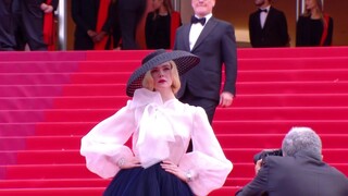 La montée des marches de la membre du jury Elle Fanning - Cannes 2019