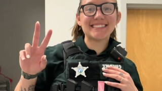 Petugas polisi wanita Amerika memamerkan seragam kerja mereka, dan seragam tersebut tetap memperliha