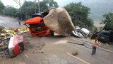 TOP IDIOT CRAZY TRUCK DRIVERS - TRUCK RECOVERY GONE WRONG - TRUCK CRASH Compilation