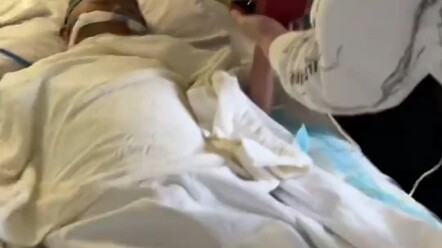 生命有终点 但爱没有，女生在患病男友病床前为男友戴上戒指，“爱神在嘲笑死神的无能”（视频来源：@刘花花