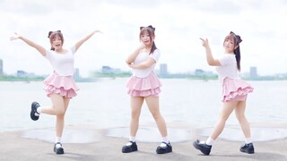 Cô gái thấp bé, mũm mĩm và dễ thương trên màn hình dọc không có khả năng duỗi chân! không không khôn