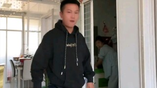 小亮后空翻把自己老妈整懵了