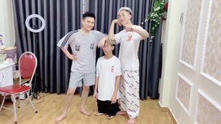 Mẹ cứ để em ở nhà trông bọn con