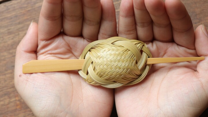 Pin rambut dari bambu. Karya ini bisa laku berapa di zaman sekarang?