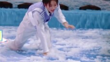 Maafkan aku Fan Chengcheng, aku menarik kembali ejekanku padamu, karena Yang Zi merangkak lebih cang