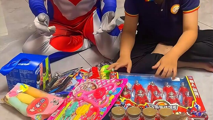 Ultraman Tiga and Little Zero are giving out toys and snacks to everyone