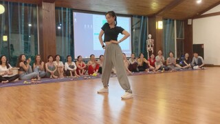 ITZY performs in public at the Yoga Academy - WANNABE