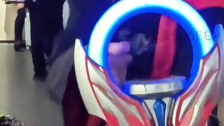 Saat penggemar tokusatsu bertransformasi secara kolektif di pameran komik...