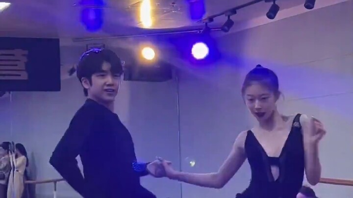 #王崇墨李茉涵berjalan bersama meraih mimpi dan memenangkan masa depan bersama