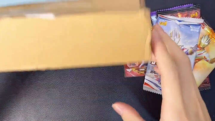 Có một SP hết in trong hộp thẻ Ultraman 20 tệ! Nó cũng hết in!