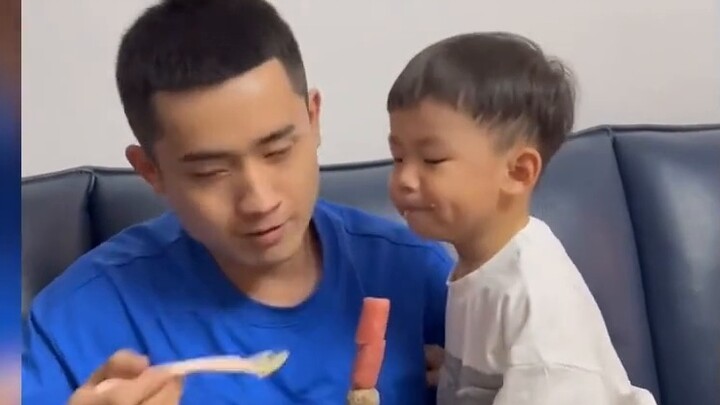 Người cha dùng xúc xích để dụ con trai ăn cơm, nhưng người con đã ăn hết một bát cơm mà không ăn một