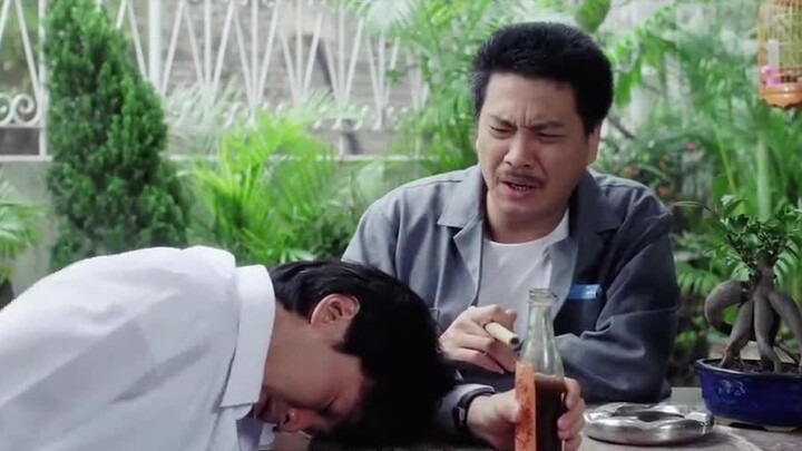 Paman Tat sedang merokok dengan tongkat diabolo, mengepulkan asap, dan bahkan Stephen Chow pun terce